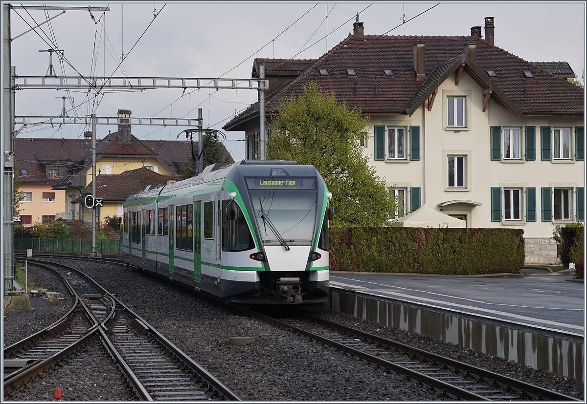 Ein LEB RBe 4/8 verlässt Echallens Richtung Lausanne Flon.
28. April 2017