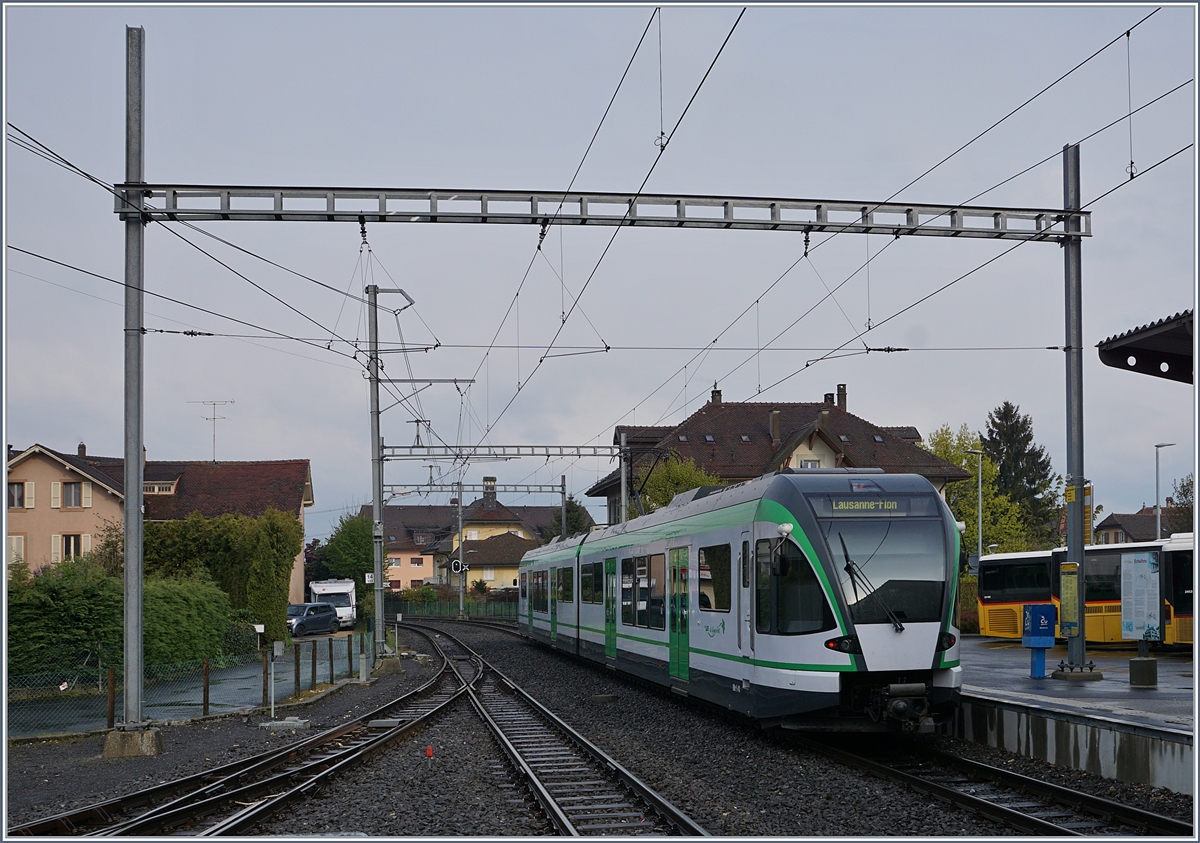 Ein LEB RBe 4/8 verlässt Echallens Richtung Lausanne Flon.
28. April 2017