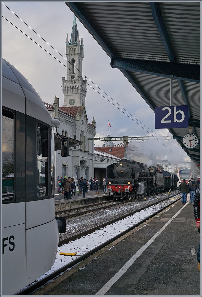 Ein letztes Bild des Hollywood Stars, bevor der Vorhang fällt, bzw. die Lok zugestadlert wird.
Konstanz, den 9. Dez. 2017