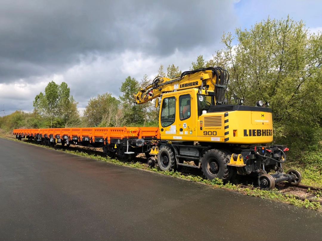 Ein Liebherr 900 der Hasselmann Gruppe am 25.04.2024 im Anschluss in Teuchern-Nessa. (Foto: https://www.instagram.com/thomsenu72)