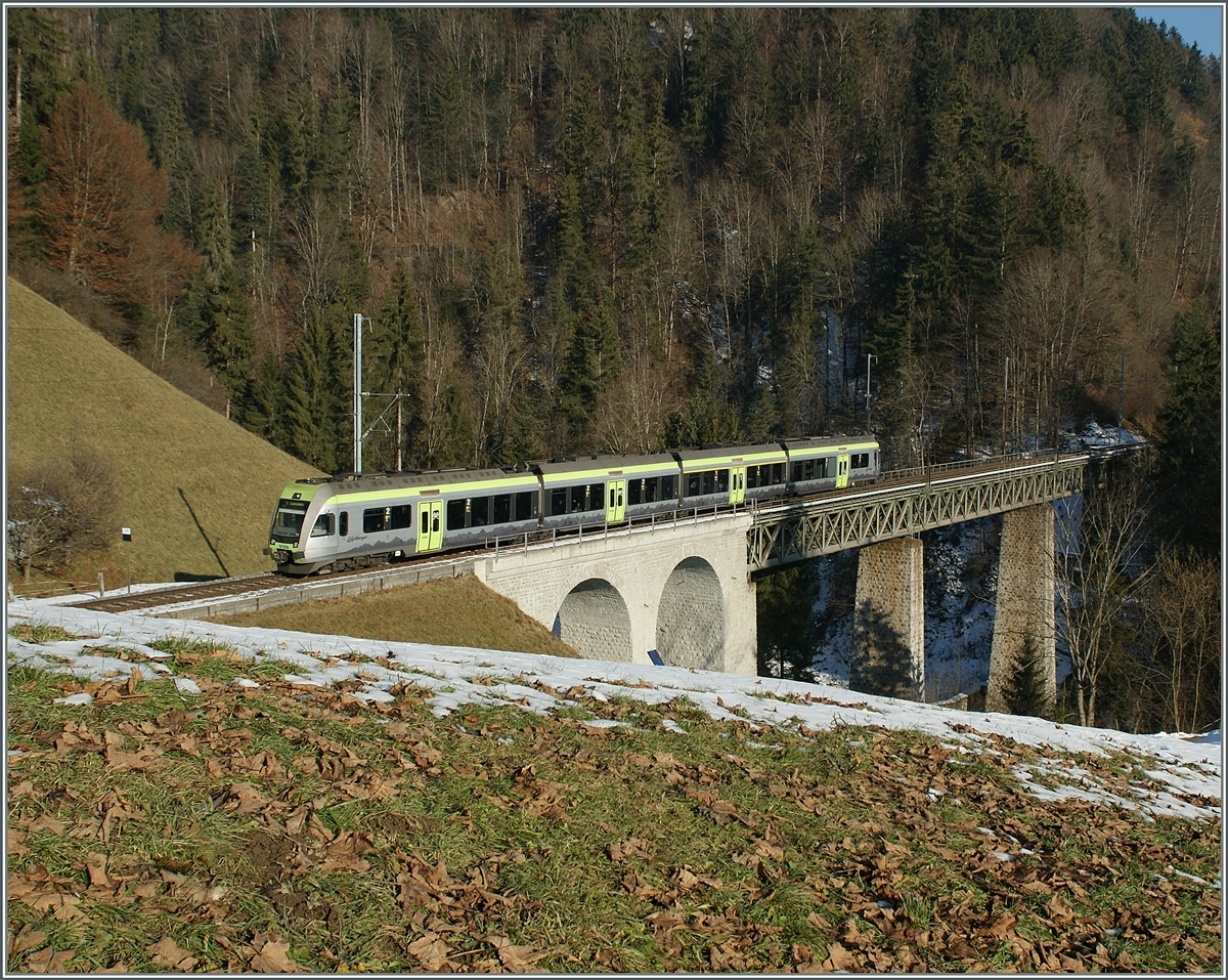 Ein  Lötschberger  auf der Bunschnbachbrücke bei Weissenburg.
5. Dez. 2013