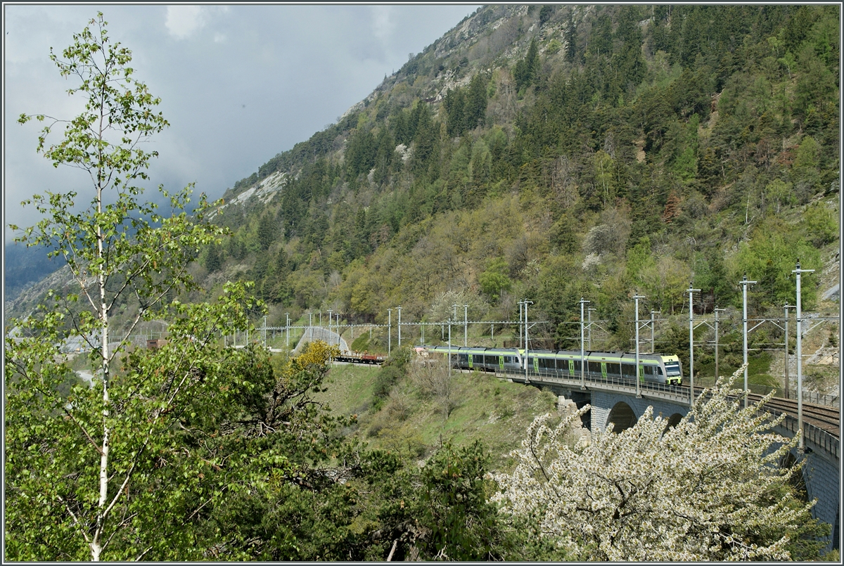 Ein  Lötschberger  auf dem Luogelkinn Viaduckt bei Hohtenn.
4. Mai 2013 