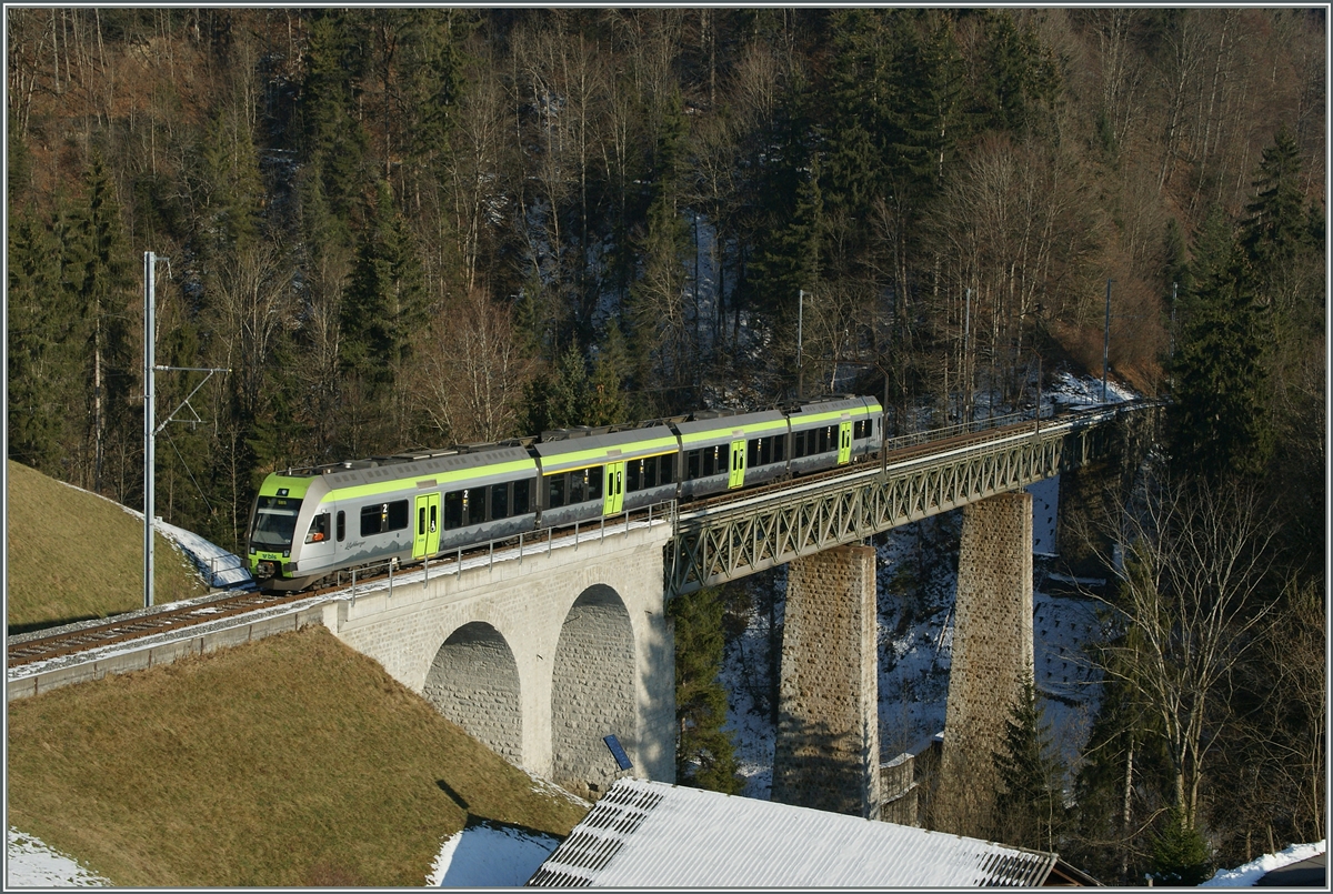 Ein  Lötschberger  auf dem Weg von Zweisimmen nach Bern befährt die Bunschenbachbrücke bei Weissenbach.
5. Dez. 2013