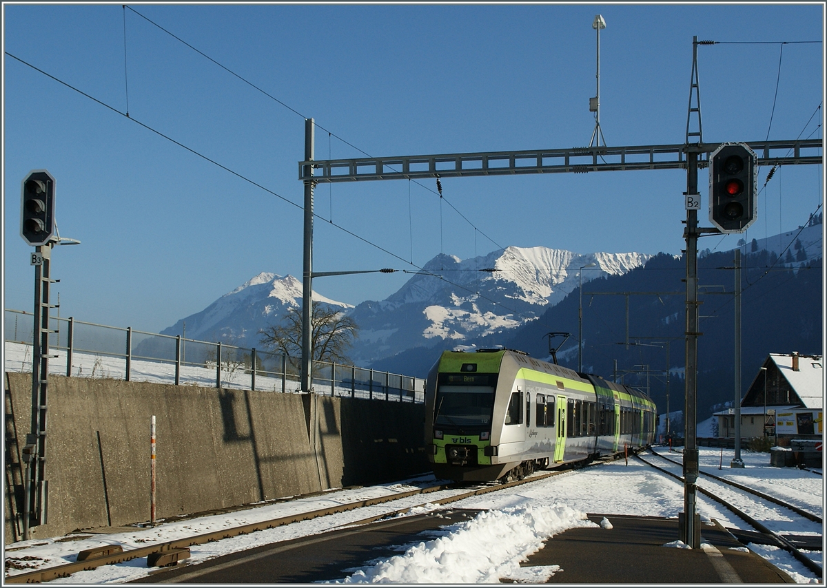 Ein Lötschberger nach Bern verlässt Därstetten.
5. Dez. 2013