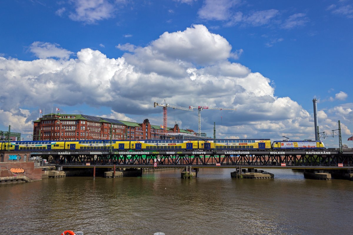 Ein Metronom in Richtung Sden berquert am 04.08.2020 die Oberhafenbrcke in Hamburg. Es fhrt 146 517.