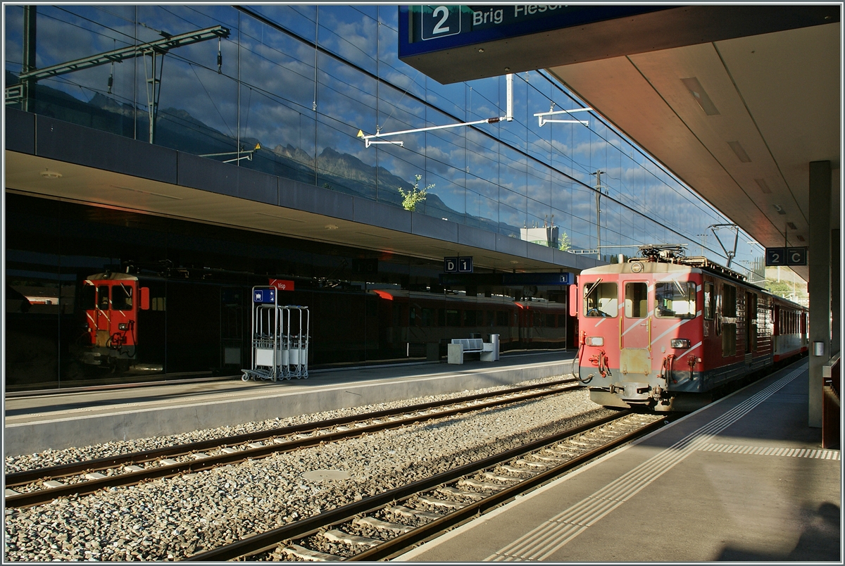 Ein MGB De 4/4 und sein spiegelbild in Visp. 
29.Aug. 2013