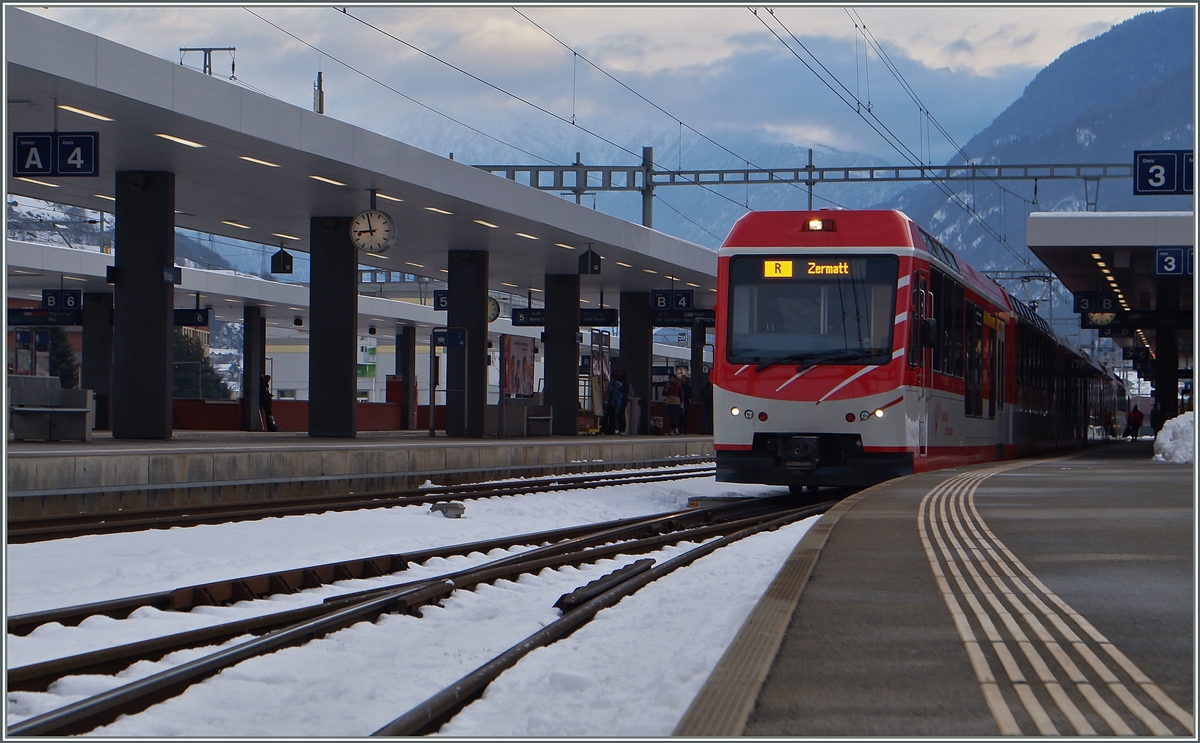 Ein MGB  Koment  wartet in Visp auf die Abfahrt nach Zermatt.
28. Jan 2015