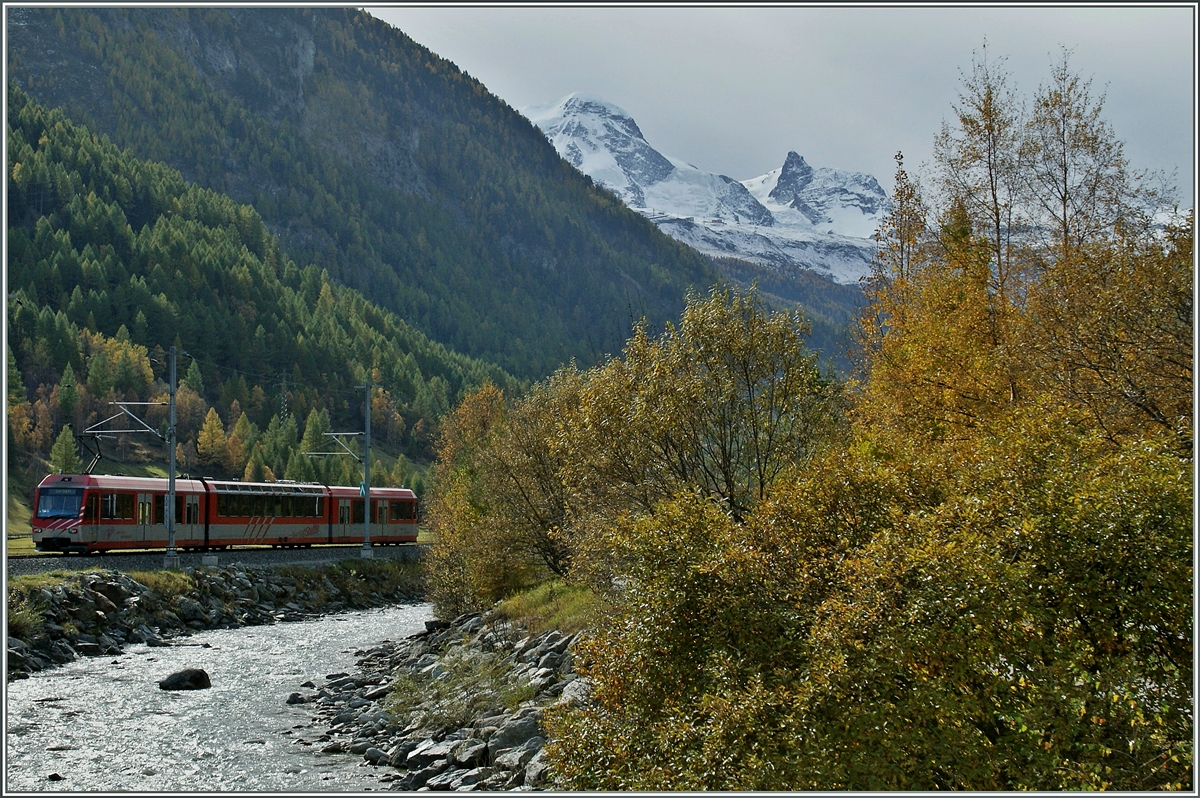 Ein MGB Komet bei Täsch im Gegenlicht mit Blick Richtung Zermatt. 
19. Okt. 2014 