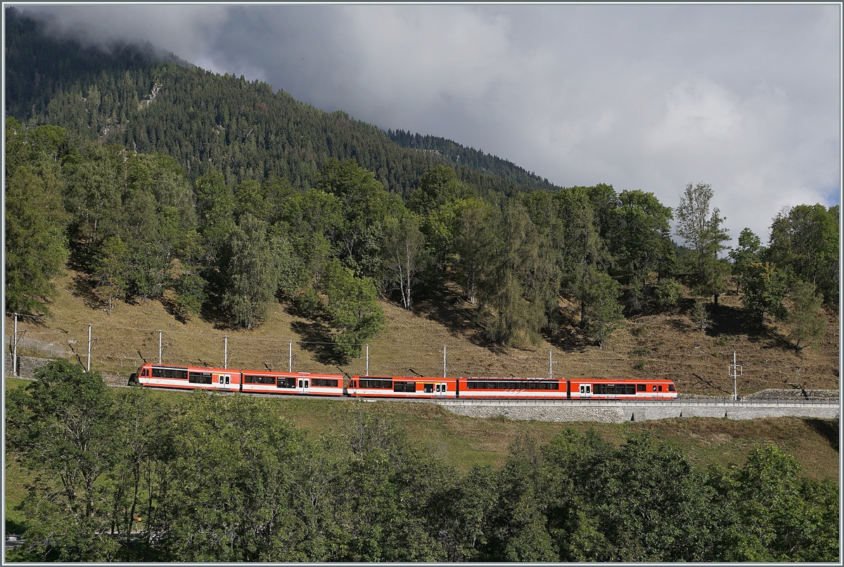 Ein MGB  Komet  mit Zusatzmodul ist bei Lax auf der Fahrt nach Andermatt. 

30. Sept. 2021