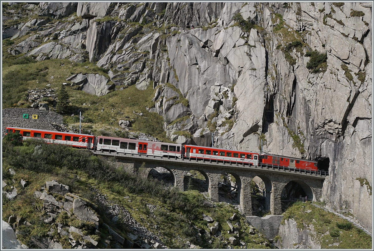 Ein MGB Regionalzug am Eingang zur Schöllenenschlucht auf der Fahrt von Andermatt nach Göschenen. 

13. Sept. 2020