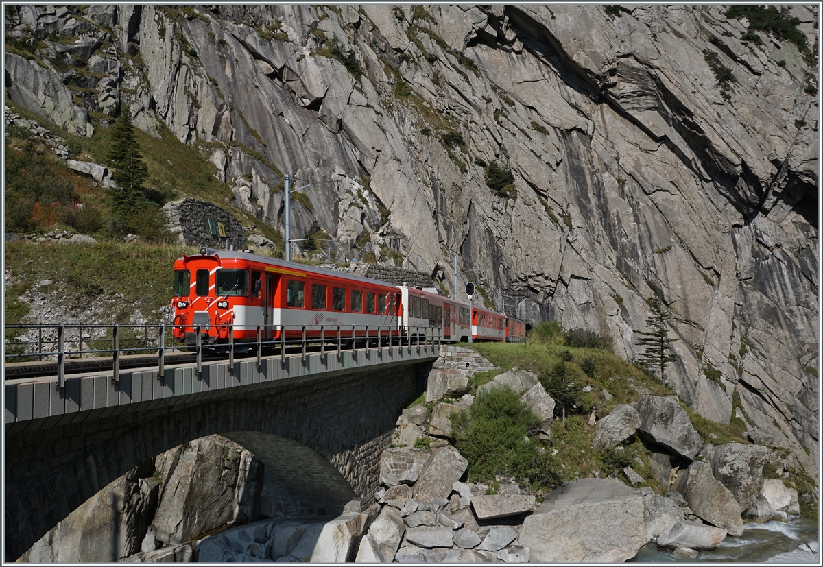 Ein MGB Regionalzug hat kurz vor Andermatt die Teufelsschlucht verlassen und wird in Kürze in Andermatt eintreffen.

13. Sept. 2020