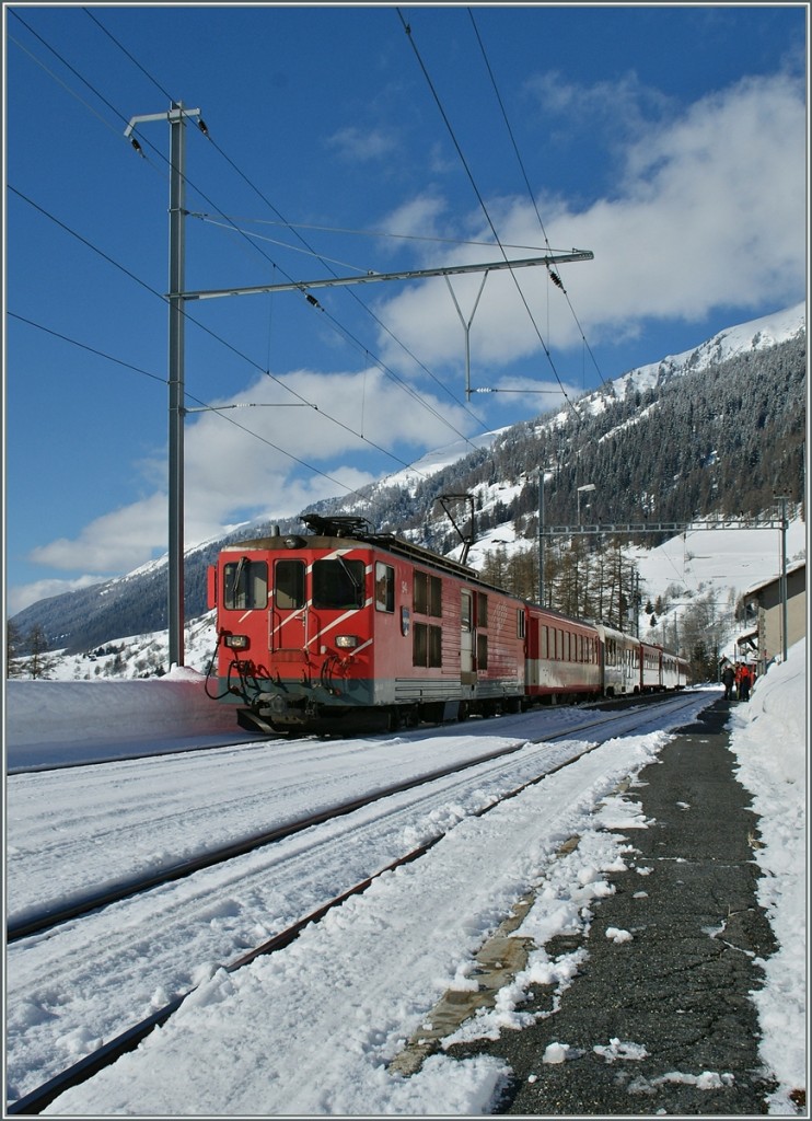 Ein MGB Regionalzug nach Göschenen beim Halt in Münster. 
20. Feb. 2014