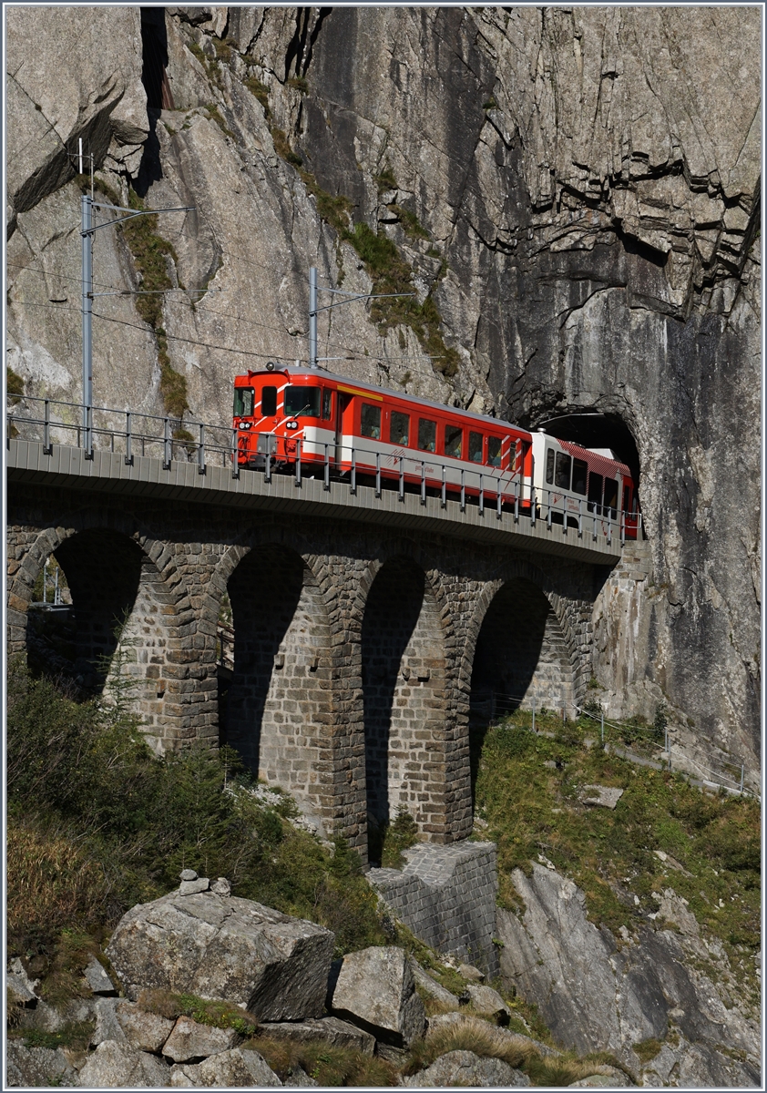 Ein MGB Zug nach Andermatt verlässt den Tunnel bei der Teufelsbrücke in der Schöllenenschlucht und wird in wenigen Minuten sein Ziel erreichen. 

13. Sept. 2020