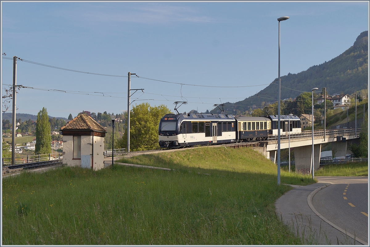 Ein Mini MOB Belle Epoque Zug auf der Fahrt von Montreux nach Zweisimmen bei Châtelard VD. 18. April 2020