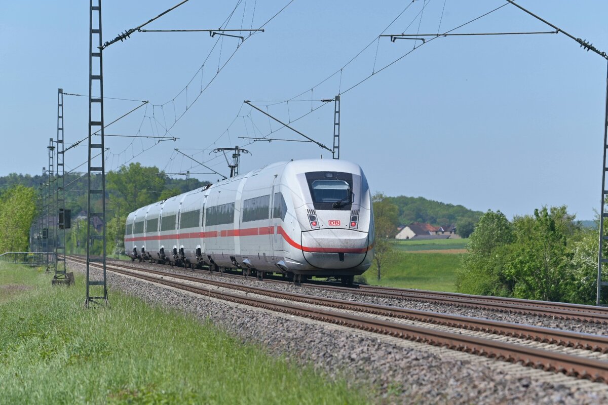 Ein mir unerkannt gebliebener 812/412  ist am Sonntag den 11.5.2025 bei Hohenstadt gen Hirschlanden im Nachschuß zusehen. Der Zug ist von Berlin nach Salzburg unterwegs. 