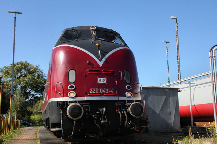 Ein Mitarbeiter der Eisenbahnfreunde Witten e.V hatte sich einen kleine Spass erlaubt, und die V200 033 kurzerhand mit de 220 043-4 versehen für die Fotografen.