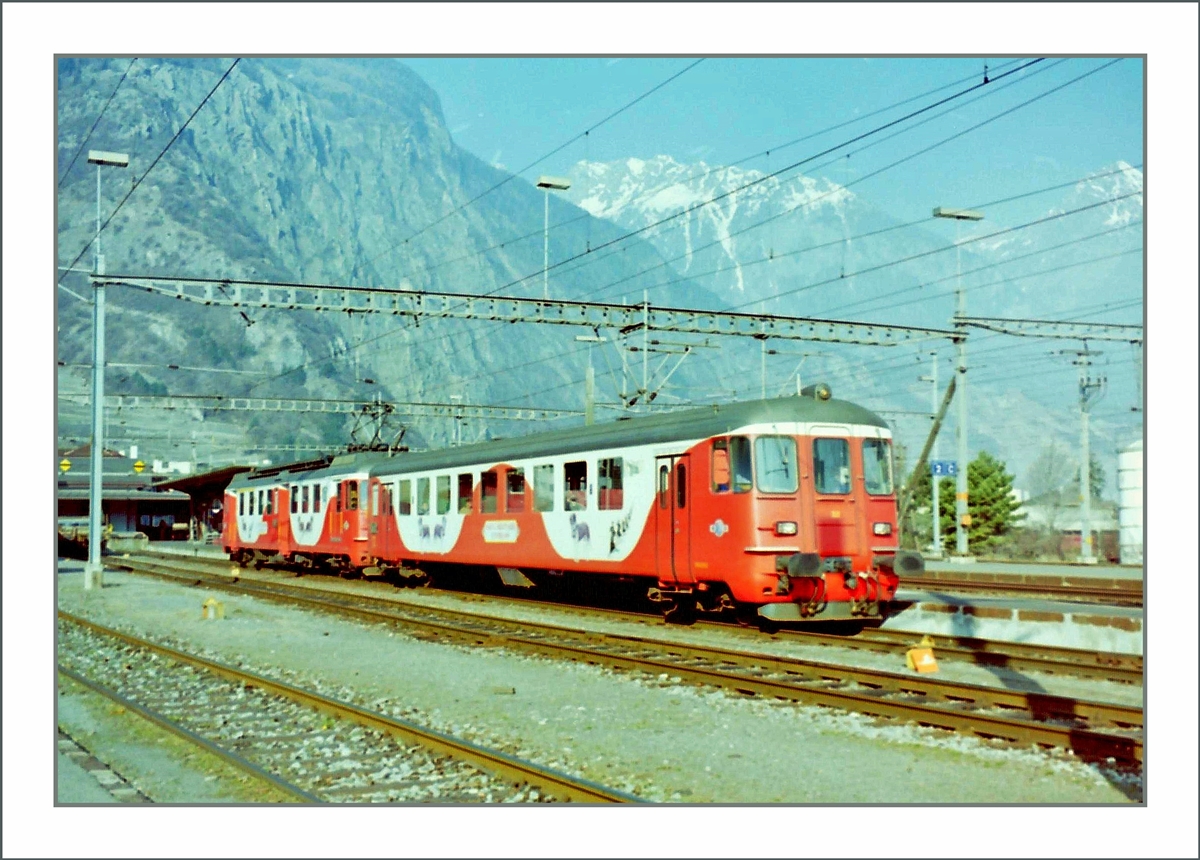 Ein MO / TMR Regionalzug wartet in Martigny auf die Abfahrt nach Le Chable. 

Im Màrz 1998