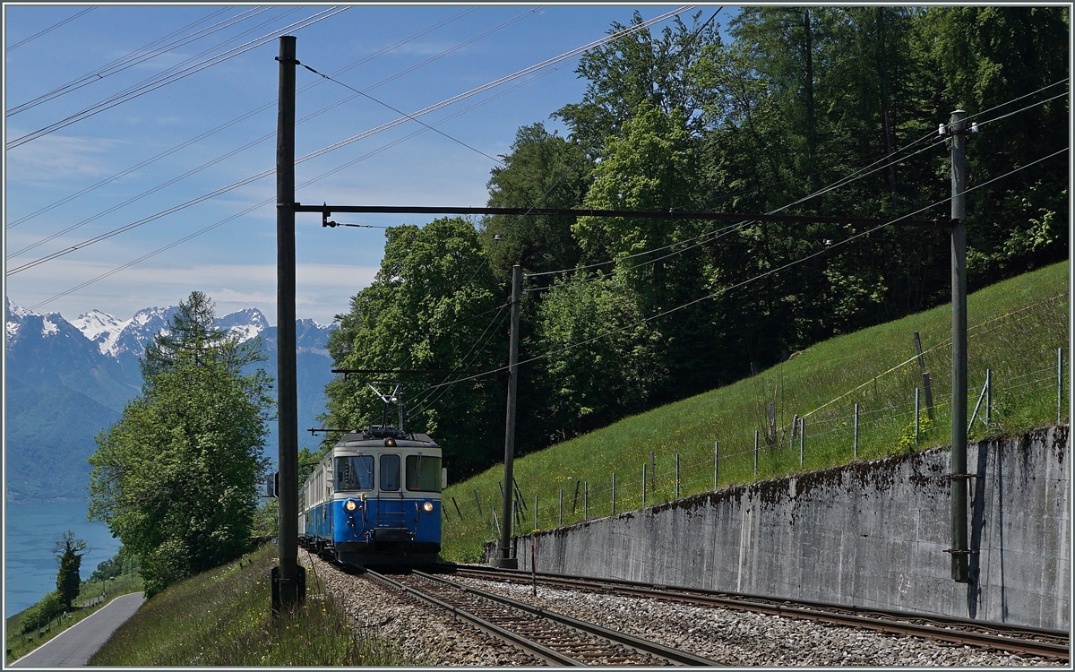 Ein MOB ABDe 8/8 auf seiner Fahrt in Richtung Zweisimmen erreicht den Bahnhof von Sendy-Sollard. 

25. Mai 2015