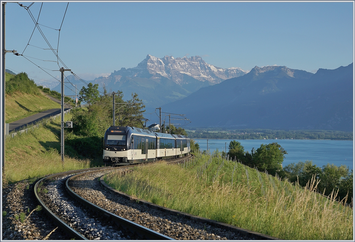 Ein MOB  Alpina  auf dem Weg nach Zweisimmen kurz vor Planchamp mit den Dents de Midi im Hintergrund. 

27. Mai 2020