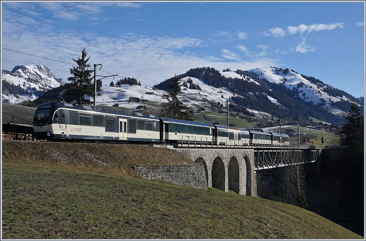 Ein MOB Alpina Regionalzug bei Flendruz. 

2. April 2018