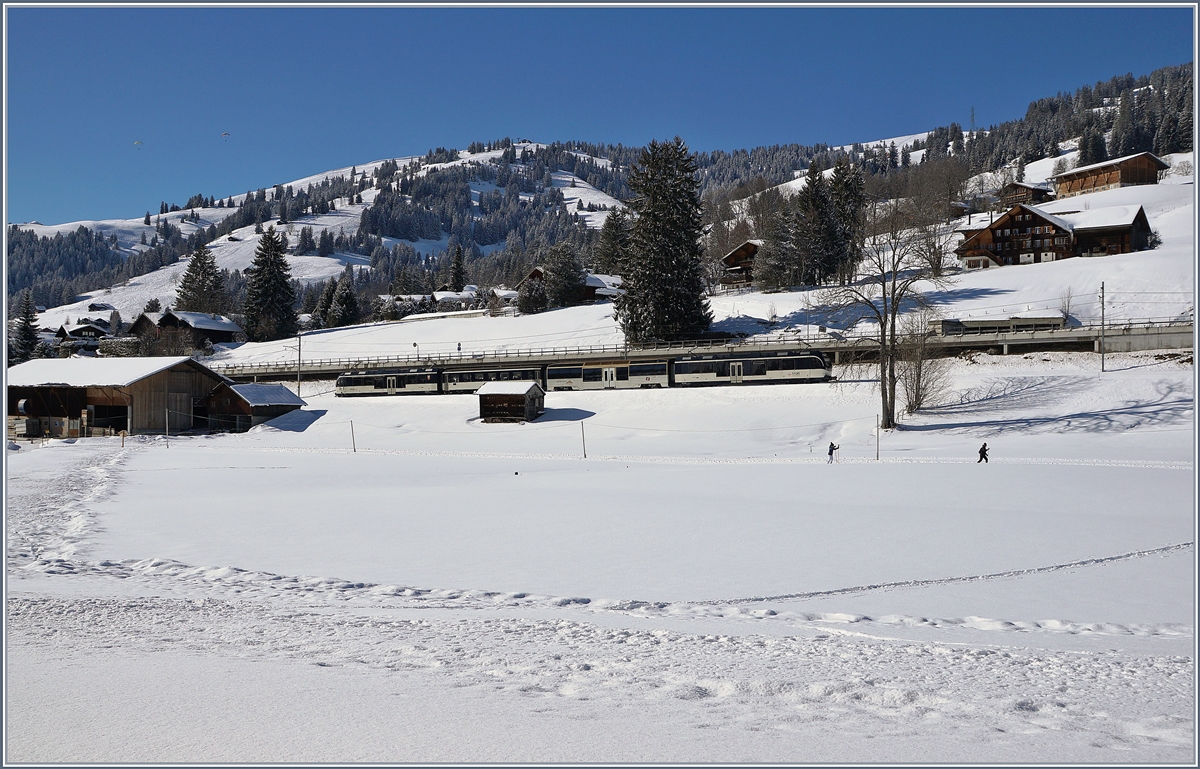 Ein MOB Alpina Regionalzug bei Schönried. 

13. Feb. 2018