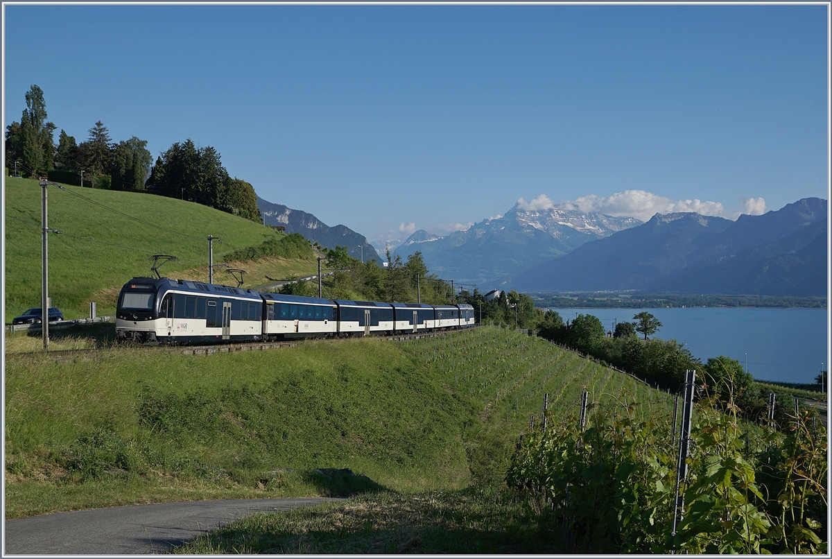 Ein MOB Alpina Zug auf dem  Weg nach Zweisimmen kurz vor Planchamp.

27. Mai 2020