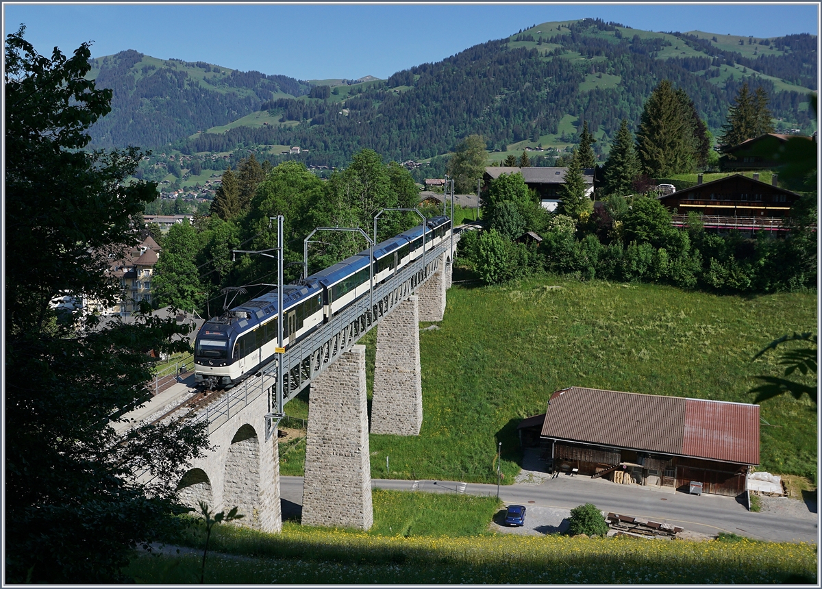 Ein MOB Alpina-Zug auf der Fahrt nach Montreux kurz vor der Ankunft in Gstaad auf dem Viadukt von Gstaad. 

2. Juni 2020