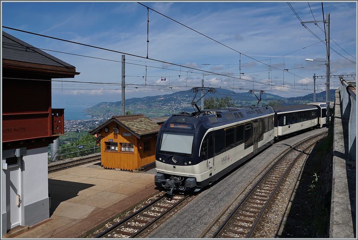 Ein MOB Panoramic Express mit dem schiebenden Alpina ABe 4/4 9302 verlässt Chamby in Richtung Zweisimmen. 

26. Juni 2021