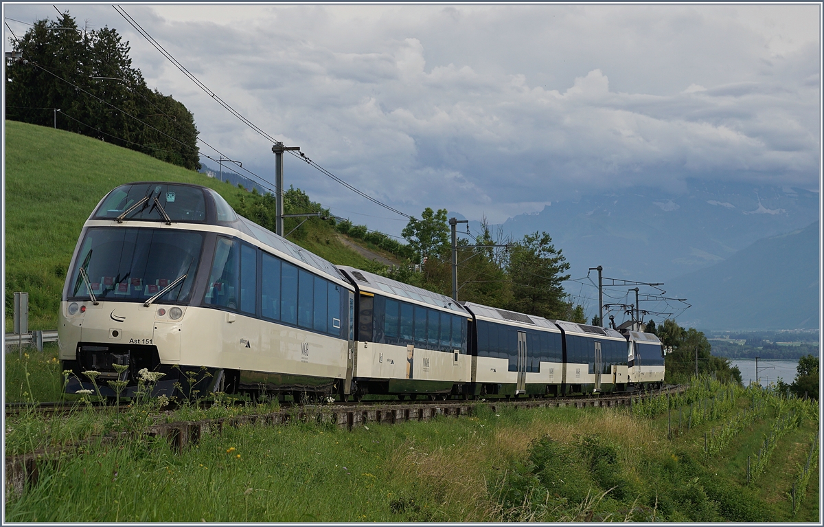 Ein MOB Panoramic Express ist mit dem damals ganz frisch revidierten Steuerwagen auf dem Weg nach Zweisimmen. Das Foto entstand kurz vor Planchamp. 

1 Juli 2020