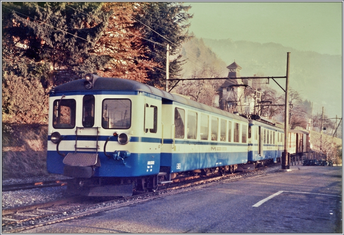 Ein MOB Regionalzug erreicht von Zweisimmen (?) kommend Chernex. 

Nov. 1985