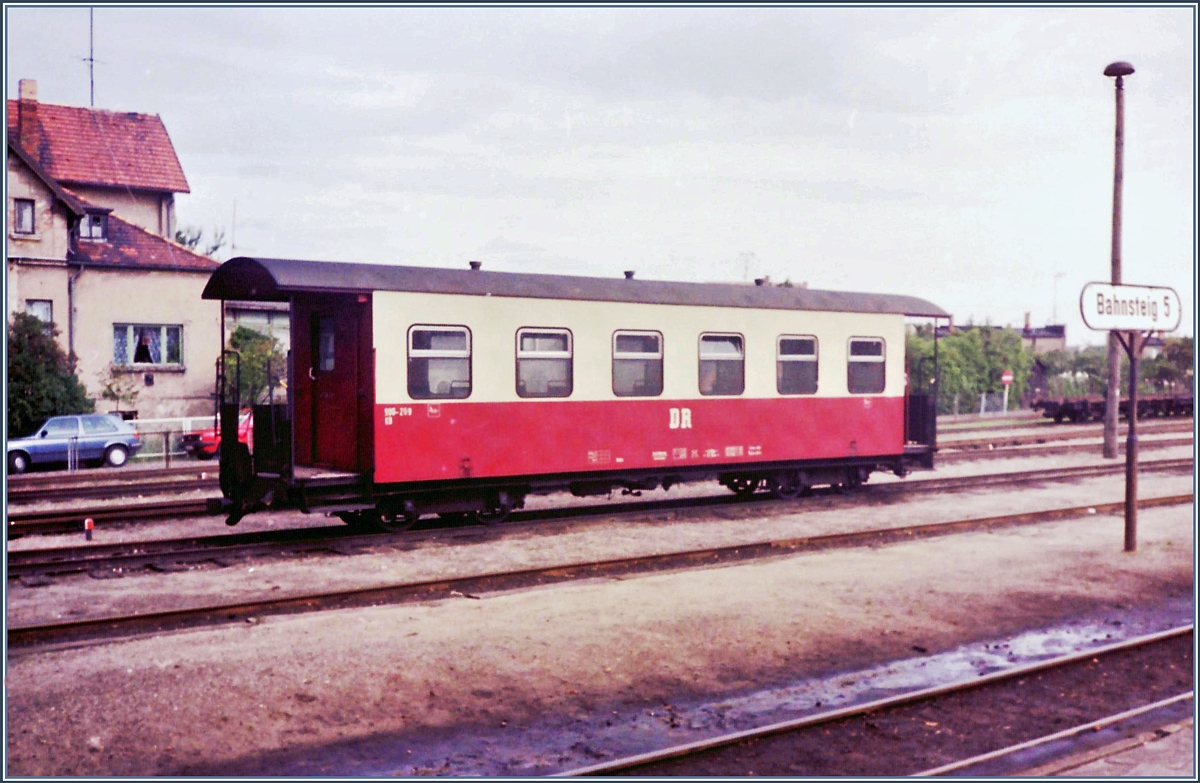 Ein  Molli  Reisezugwagen in Bad Doberan.

26.09.1990