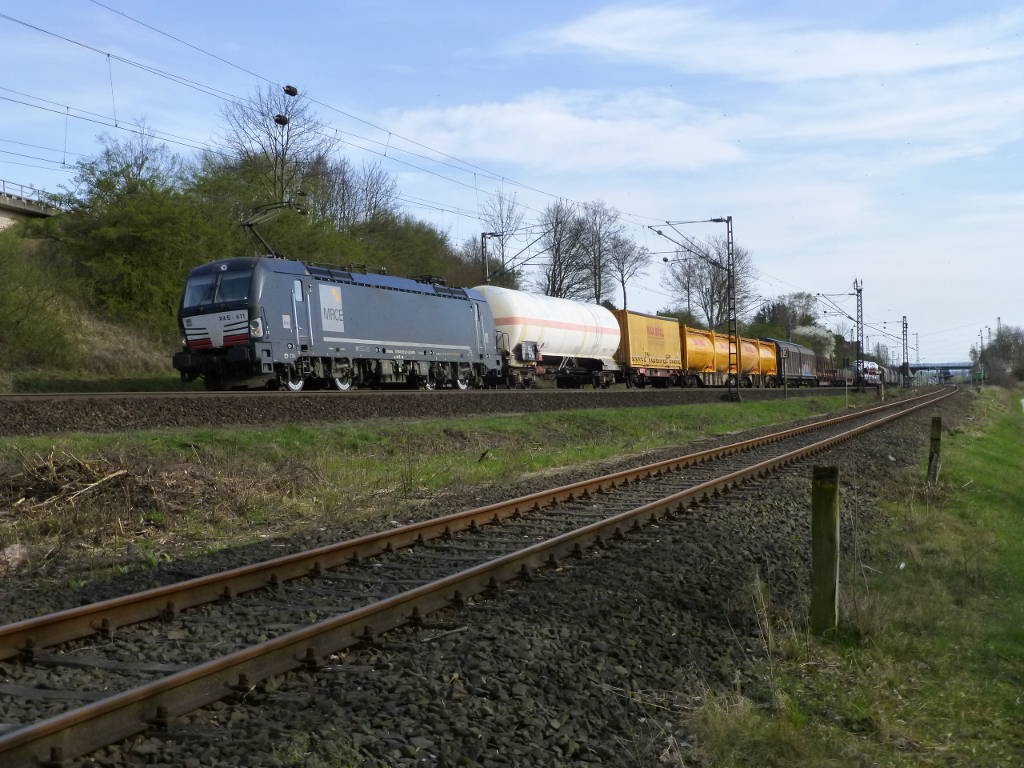 Ein MRCE-Vectron X4 E-661 mit Mischgüterzug bei Salzderhelden. Das vordere Gleis gehört der Ilmebahn und führt vom Bahnhof Salzderhelden nach Einbeck(-Mitte). Zum nächsten Fahrplanwechsel soll hier auch wieder Personenverkehr stattfinden.