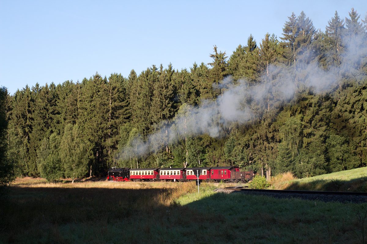 Ein Nachschuß eines morgendlichen Dampfzuges - geführt von 99 7240-7 - von Gernrode nach Harzgerode wurde vom Hp Sternhaus Haferfeld aus am 18.08.16 angefertigt.