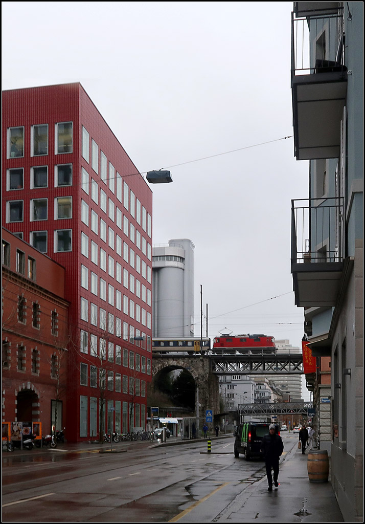 Ein nasser Abschied -

Zürich verabschiedet mich mit nasskaltem Wetter. Aber diese Brücke wollte ich noch mit Zug fotografieren. Lange stand ich an dieser Stelle, geschützt von einem Vordach, bis dann endlich doch mal ein Zug kam und dann eigentlich ein recht netter.

Aussersihler Viadukt in Zürich.

14.03.2019