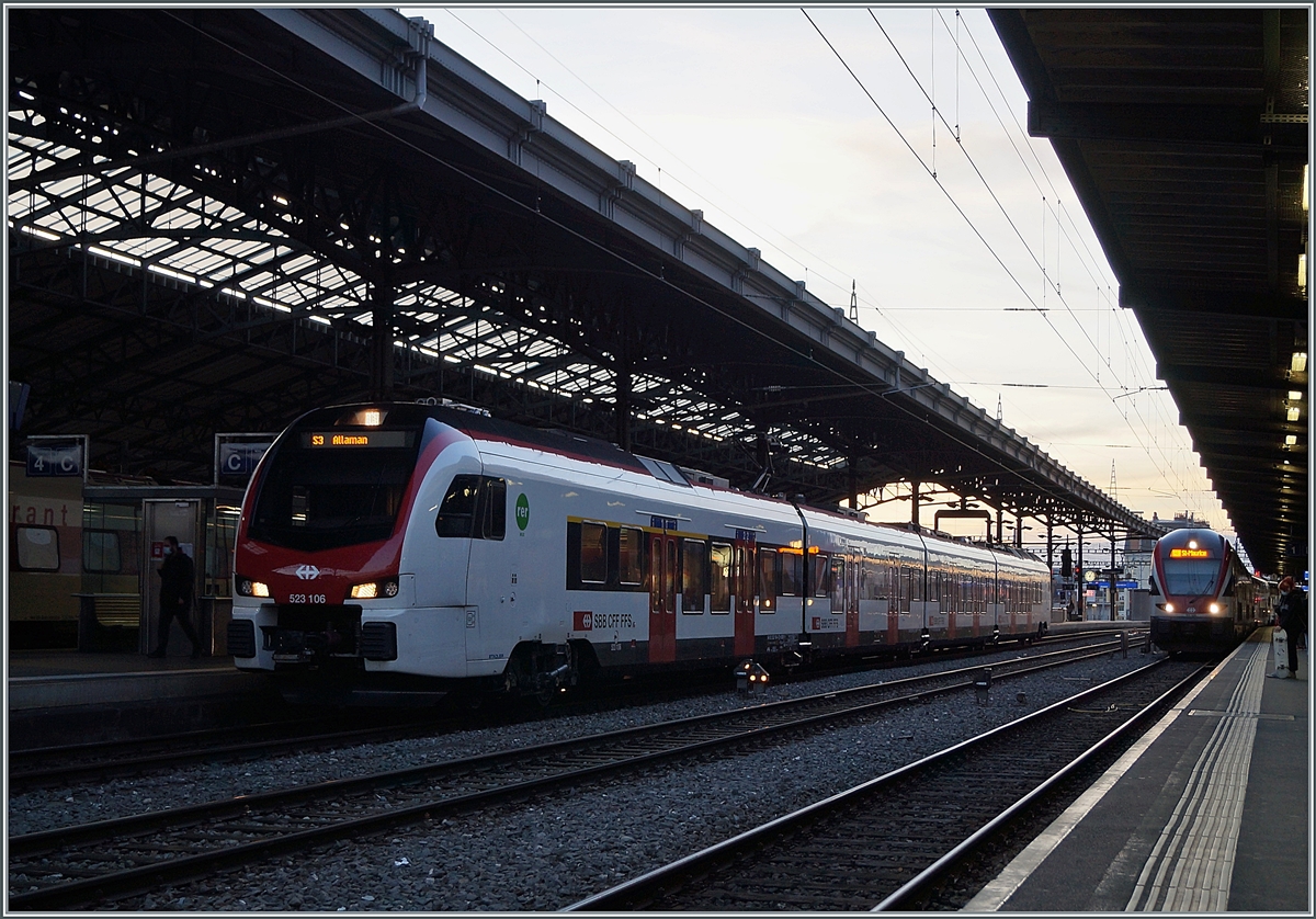 Ein neuer SBB Flirt* RABe 523 109 zeigt sich im Abend in Lausanne. 

20.02.2021 