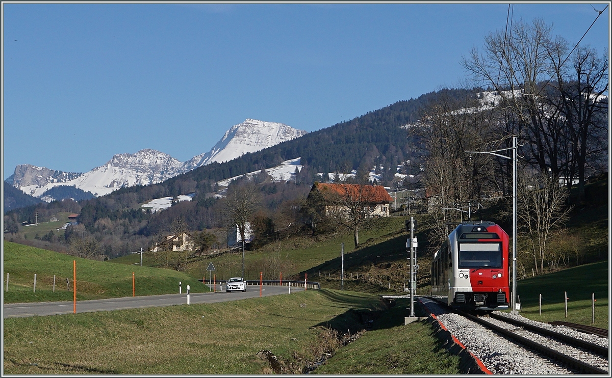 Ein neuer TPF Regionalzug bei Chatel St-Denis.
26. März 2016