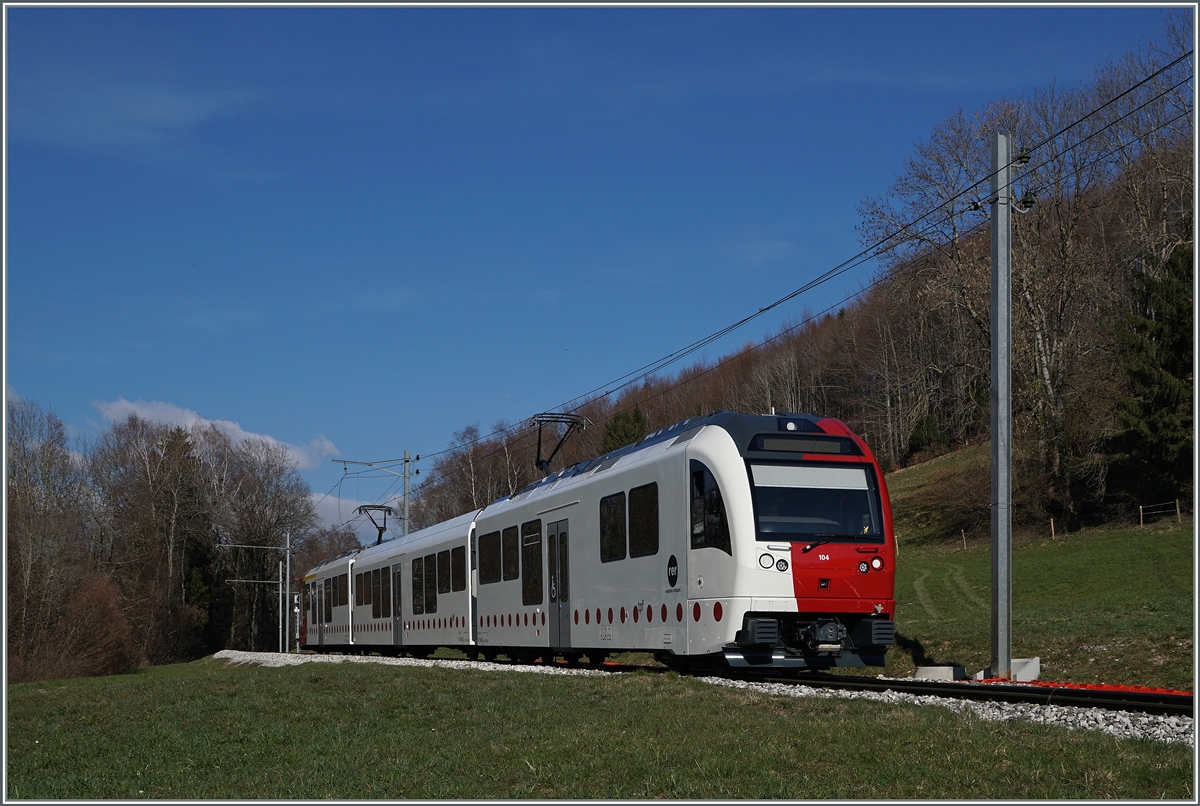 Ein neuer TPF Triebwagen bei Châtel St-Denis. 26. März 2016