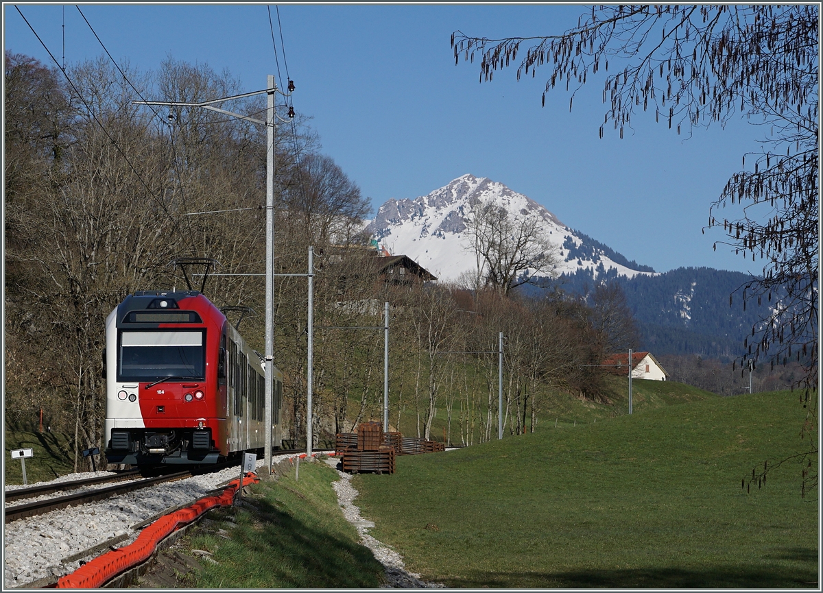 Ein neuer TPF Triebwagen bei Châtel St-Denis. 
26. März 2016