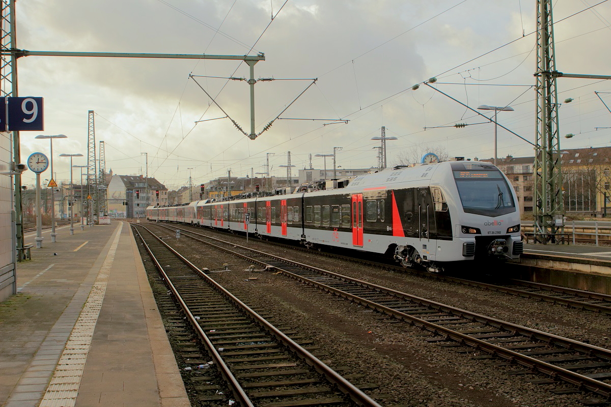 Ein neues Gesicht in Düsseldorf: Mit dem Fahrplanwechsel am 11.12.2016 hat Abellio den Betrieb auf dem RE 19 (Rhein-Ijssel-Express) von Düsseldorf nach Emmerich übernommen. Auf dieser Linie werden Stadler Flirt 3 eingesetzt. Am 24.12.2016 fahren ET 25 2302 und ET 25 2209 in den Düsseldorfer Hauptbahnhof ein. Ab Juni 2017 soll der RE 19 bis nach Arnheim/Niederlande verlängert werden. Momentan verkehren dort keine Nahverkehrszüge über die Grenze, wer auf der Schine von Emmerich nach Arnheim will muss den ICE benutzen.