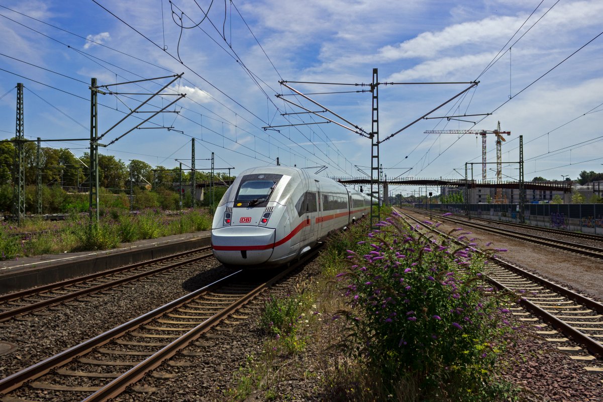 Ein nicht identifizierbarer ICE4 durchfhrt auf dem Weg von Berlin nach Kln Opladen.