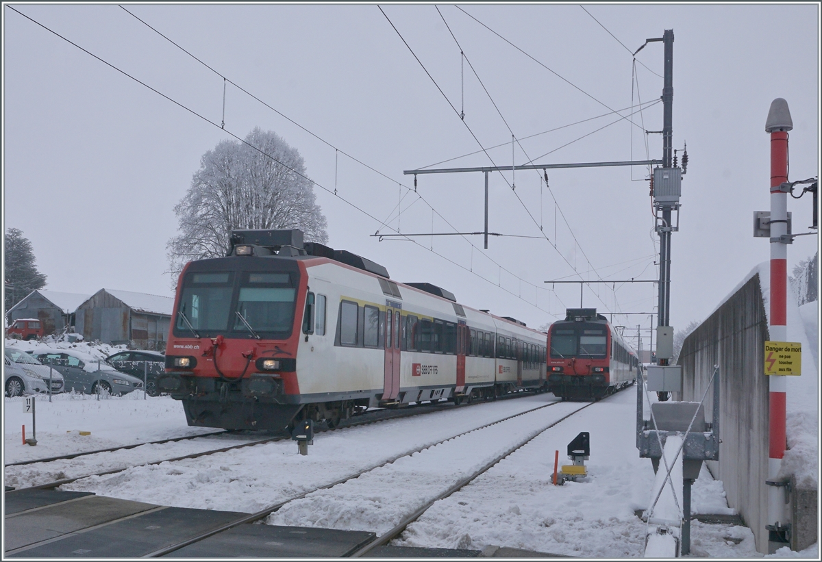 Ein (noch) eher ungewohntes Bild statt TPF Flirts kreuzen sich nun in der Dienst- und Kreuzungsstation Vuisternens-devant-Romont im Wechesl mit den Flirts der TPF SBB- und TPF- Domino Züge, wobei die TPF Dominos zur Zeit eher selten zu sehen sind. 

22. Dezember 2021