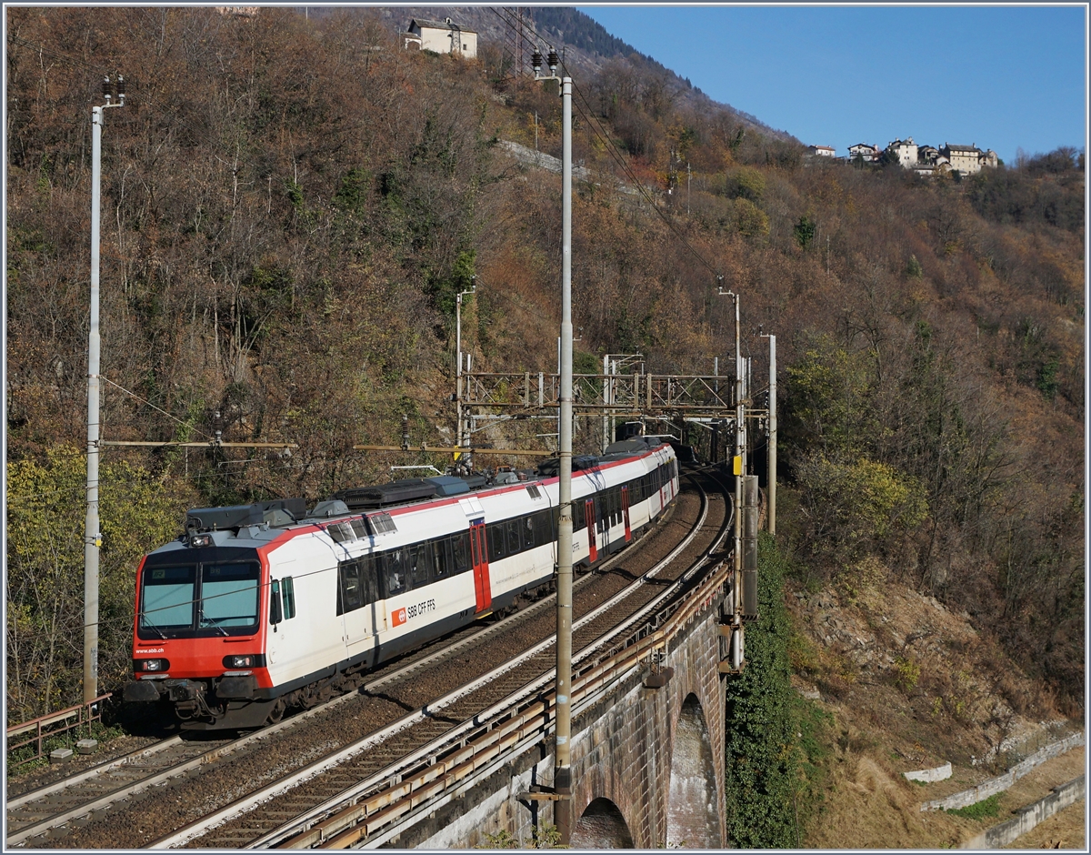 Ein  normaler  statt ein  Walliser -Domino als IR Domodossola - Brig kurz nach Preglia.
21. Nov. 2017 