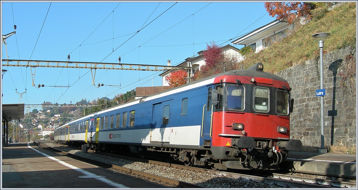 Ein  NPZ  als Regionalzug nach Villeneuve mit einem BDt Steuerwagen beim Halt in Lutry.
8. Nov. 2018