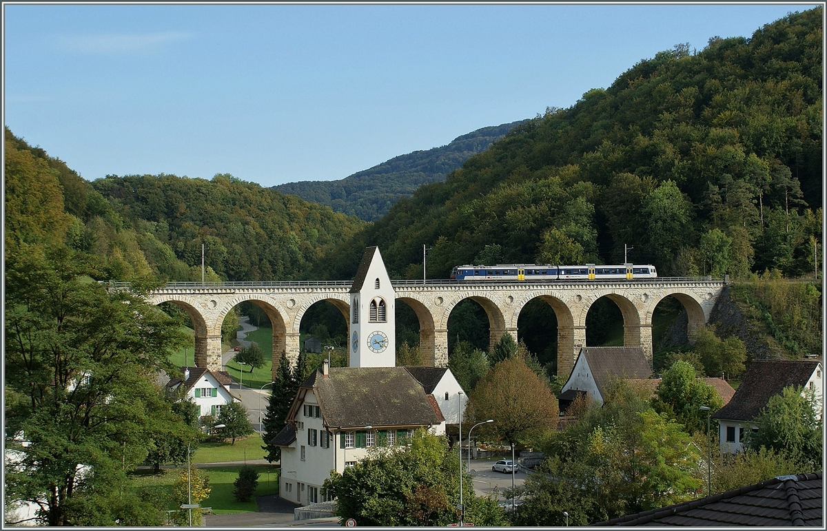 Ein NPZ bedient die Alte Hauensteinline und befdet sich hier auf dem Viadukt bei Rümlingen.
2. Okt. 2009