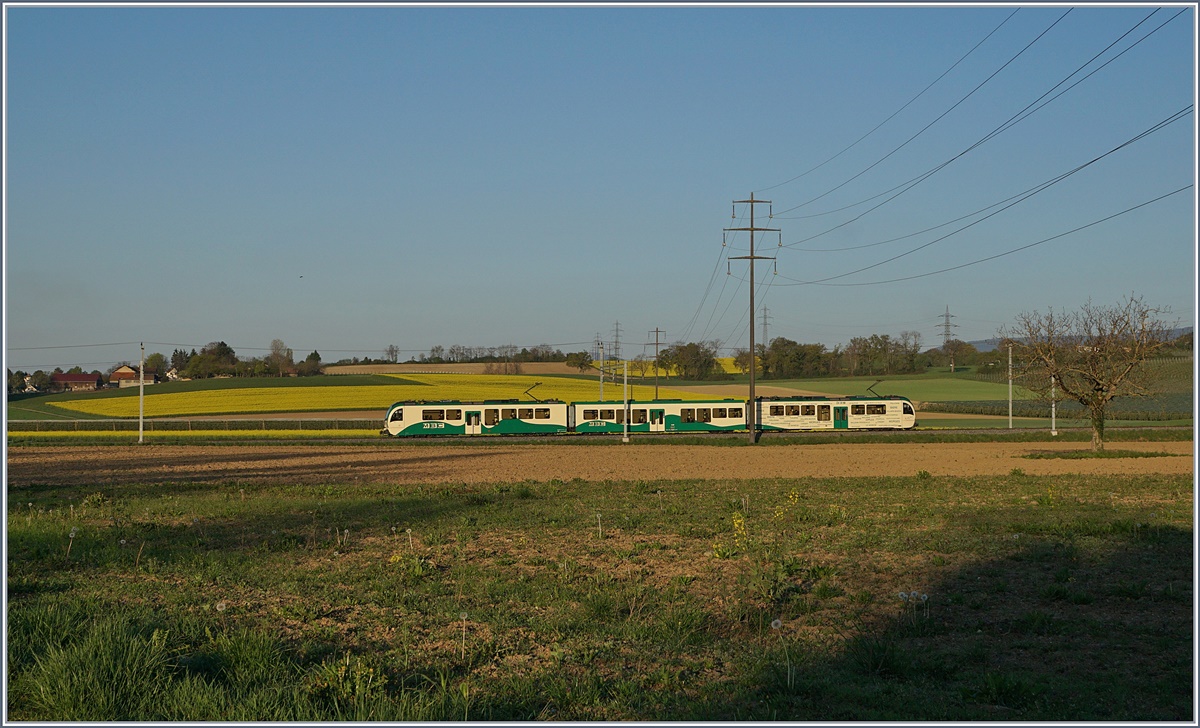 Ein nun der Einführung der Be 4/4 (Stadler SURF) typischer BAM MBC Regiopnalzuug bei Chigny.
10. April 2017