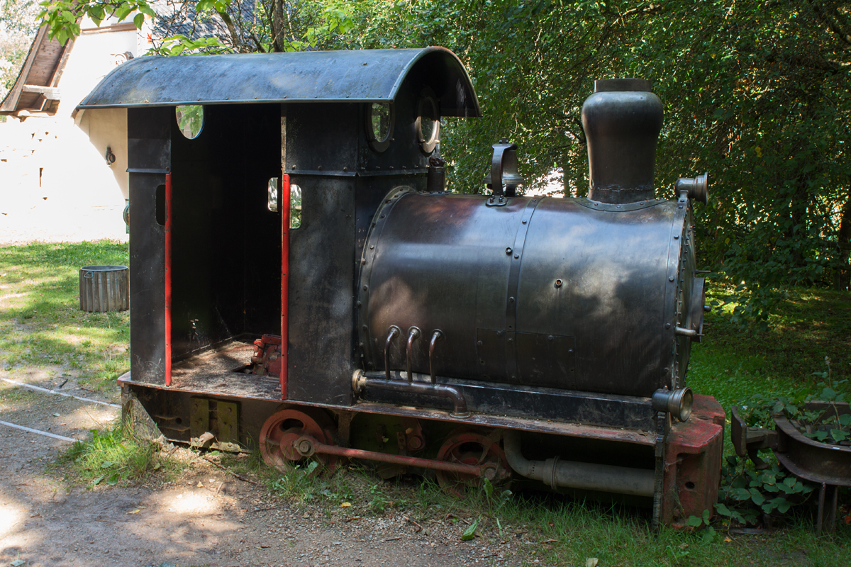 Ein paar Feldbahnloks können im Eifelzoo Lünebach besichtigt werden, wie z.B. diese schwarze Dampfspeicherlok. (26.08.15)