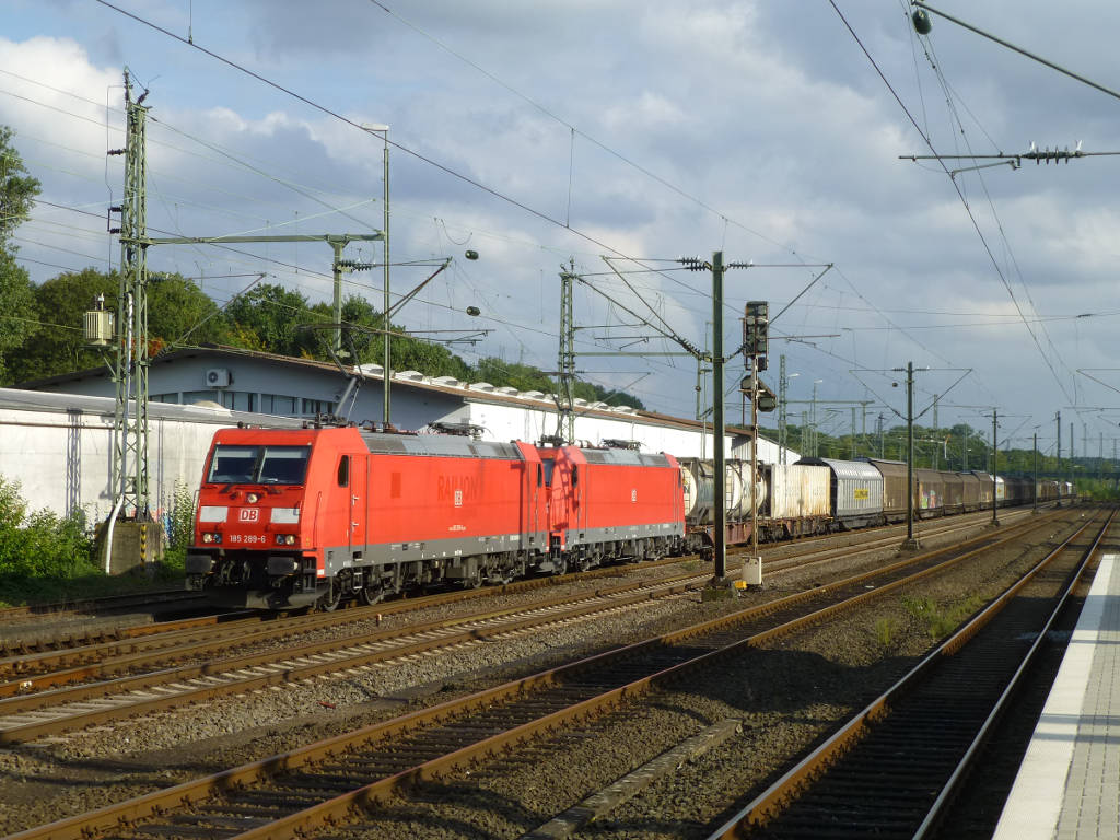 Ein Pärchen 185 mit den Nummern 289 und 383 und einem gemischten Güterzug am 25.9.in Eller.