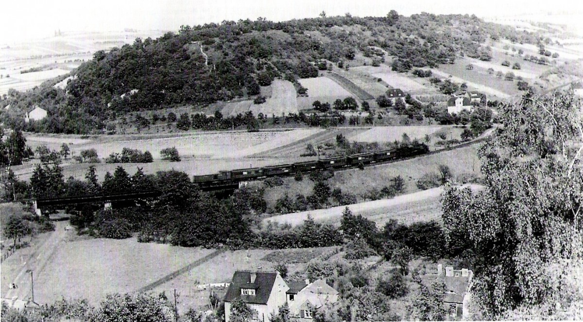 Ein Personenzug f�hrt in Mertendorf in Richtung Teuchern. (Foto: Archiv IG Unstrutbahn e.V.)