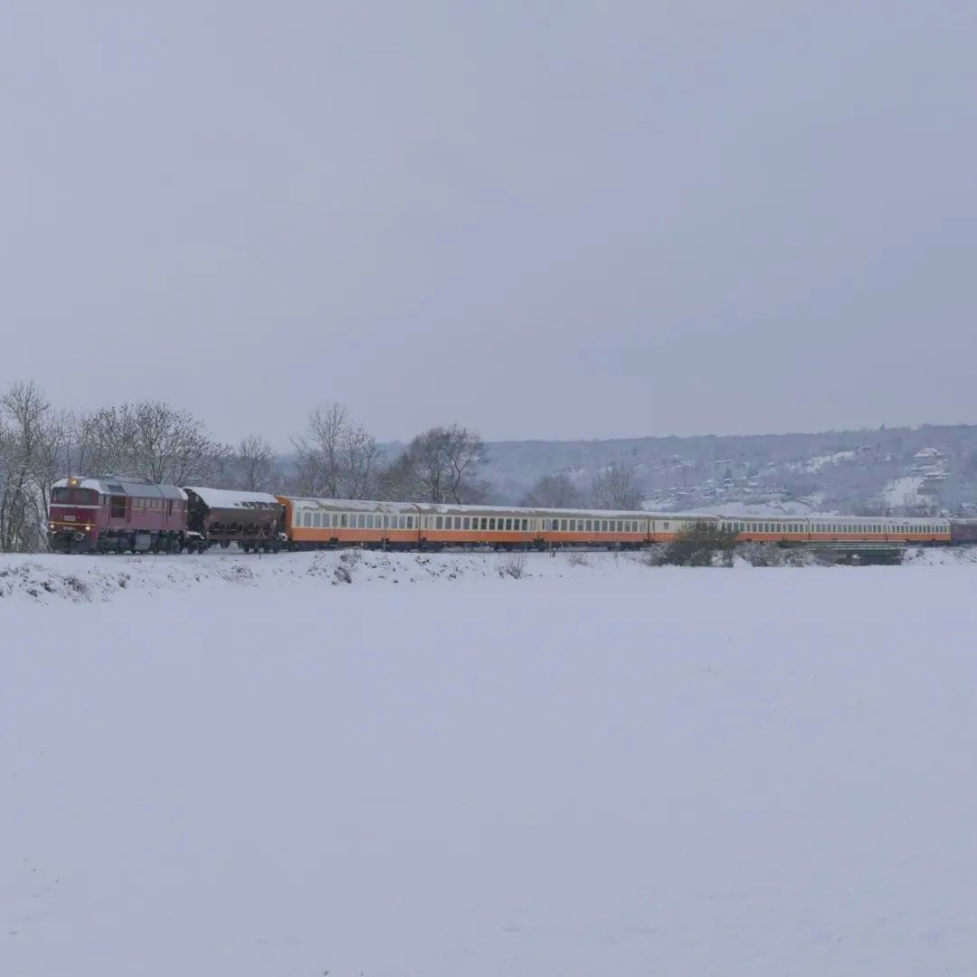 Ein PmG auf der Unstrutbahn? 
Am 01.12.2023 �berf�hrte die EBS V200 507 bis Naumburg Hbf einen DLr von Karsdorf nach Weimar, f�r die heutige TEV Sonderfahrt nach Dresden. Zwischen Lok und Personenwagen hing noch ein Schwenkdachwagen. Hier ist der Zug bei Ro�bach (Naumburg) zusehen. (Foto: https://www.instagram.com/tf_jakob)