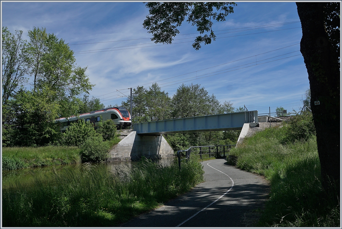 Ein RABe 522 als RE von Meroux nach Biel/Bienne unterwegs fährt gleich über den Rhone Rein Kanal bei Bourogne. 

1. Juni 2019